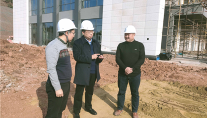 遂寧興業(yè)集團(tuán)黨委副書(shū)記、監(jiān)事會(huì)主席、工會(huì)主席石鎮(zhèn)槐深入遂寧市興學(xué)商務(wù)中心項(xiàng)目、公共衛(wèi)生臨床醫(yī)療中心一期項(xiàng)目進(jìn)行實(shí)地巡查