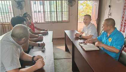 向誠率隊到聯(lián)系村宣講黨的二十屆三中全會、省委十二屆六次全會精神并調(diào)研督導(dǎo)駐村幫扶工作